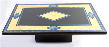 Tavolo da salotto in marmo. Disegno geometrico realzzato con la tecnica della scagliola. Prod. Italia, 1980 ca. Cm 42x90x142