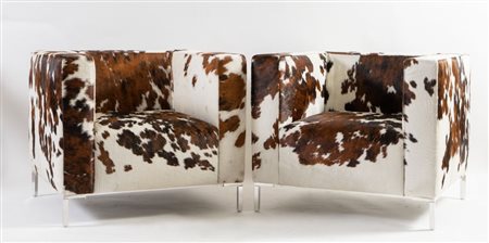 Coppia di poltrone con struttura in metallo e rivestite in pelle. Prod....