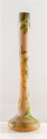 FRANCOIS-THEODORE LEGRAS Vaso in vetro a cammeo soffiato con decori floreali. Firma incisa ad acido. Prod. Legras, Fracia, 1900 ca. Cm 70x22x22