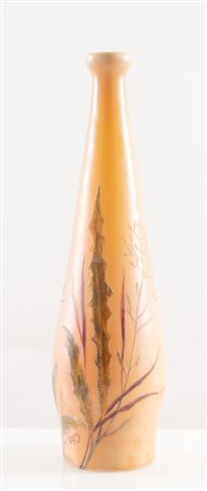  FRANCOIS-THEODORE LEGRAS Vaso in vetro a cammeo soffiato con decori floreali a smalti policromi. Firma incisa ad acido. Prod. Legras, Fracia, 1900 ca. Cm 57X17X17