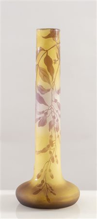  EMILE GALLE' Vaso in vetro a cammeo soffiato con decori floreali. Firma incisa ad acido. Prod. Gallè, Francia, 1900 ca. Cm 35x13x13