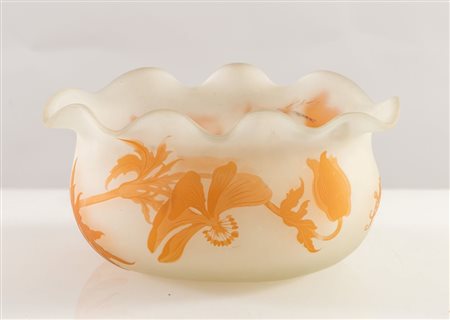  EMILE GALLE' Centrotavola in vetro a cammeo soffiato con decori floreali. Firma incisa ad acido. Prod. Gallè, Francia, 1900 ca. Cm 12x24x16