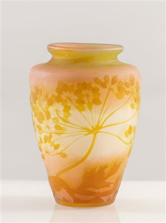  EMILE GALLE' Vaso in vetro a cammeo soffiato con decori floreali. Firma incisa ad acido. Prod. Gallè, Francia, 1900 ca. Cm 12x9x9