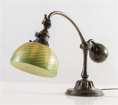 LOUIS COMFORT TIFFANY Lampada regolabile in bronzo e paralume in vetro...
