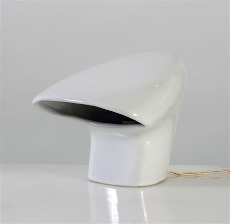 ANGELO MANGIAROTTI Lampada da tavolo in ceramica smaltata e interno in...