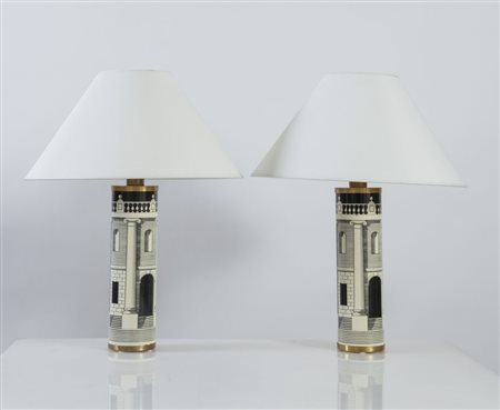 FORNASETTI (Attribuito) Coppia di lampade con struttura in metallo e paralume...