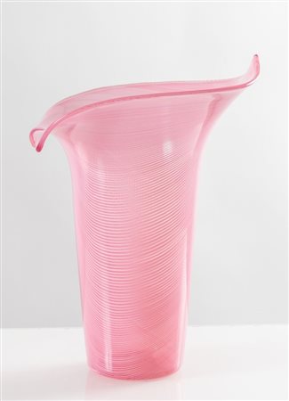 TYRA LUNDGREN Vaso in vetro soffiato modello 'Calla'. Firma del produttore...
