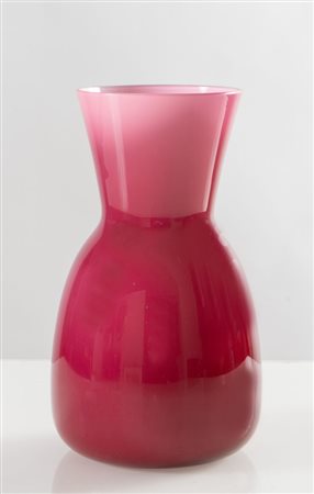 VENINI Vaso in vetro soffiato. Firma del produttore incisa. Prod. Venini,...