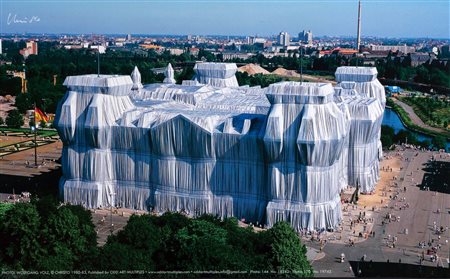 Christo (Gabrovo 1935 - New York 2020), “Wrapped Reichstag”, 1980-1983.Cromolitografia a colori