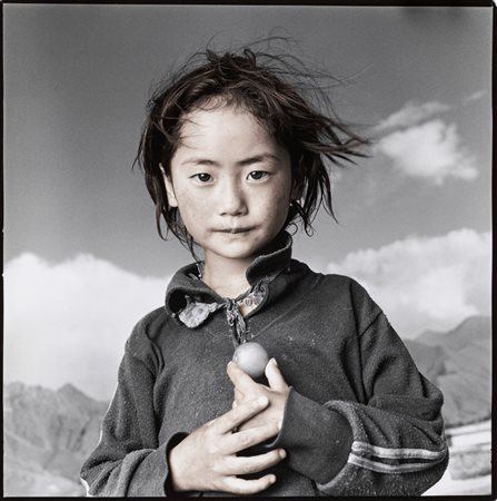 Phil Borges (attribuito a) (1942)  - Yama otto, Lahza, Tibet, 1994