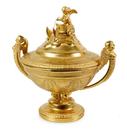 ZUPPIERA Zuppiera in porcellana, in stile neoclassico, dorata in oro...
