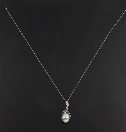 CATENA CON CIONDOLO Catena con ciondolo in oro bianco con perla Tahiti a pera...