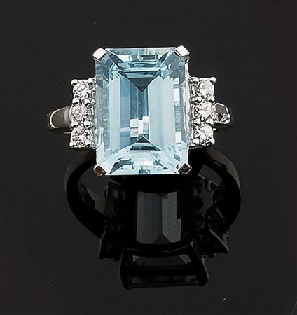 ANELLO Anello in oro bianco con al centro acquamarina taglio rettangolare di...