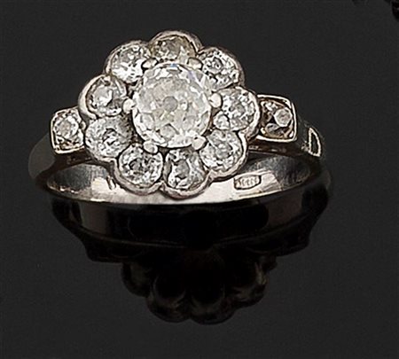 ANELLO Anello in oro bianco, fine XIX secolo inizio XX secolo, a forma di...