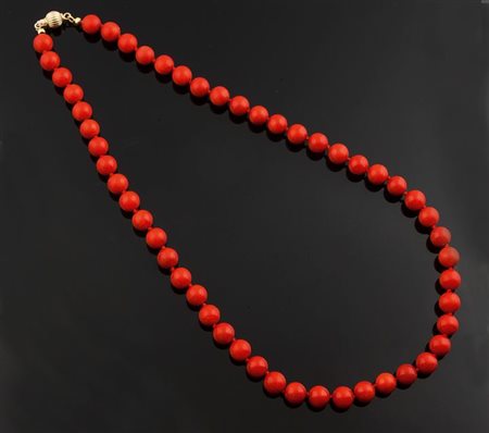 COLLANA DI CORALLO Collana di corallo composta da sfere dal diam di mm 7,6 a...