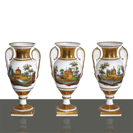 N°3 vasetti, Vecchia Francia, in porcellana bianca e dorata con decorazioni di paesaggi su ambo i lati., nineteen° secolo 