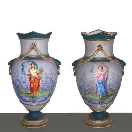 Coppia vasi in porcellana dipinta con raffigurazione di figure femminili, finiture in oro e maniglie leonine. , Old France, Primi 19° secolo 