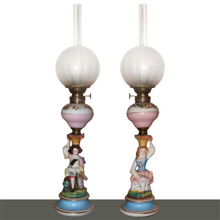 Coppia di lumi a petrolio in porcellana policroma con base in biscuit colorato raffigurante personaggi, Old France, 19° secolo 