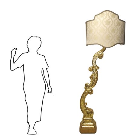 Grande frammento ligneo dorato a foglia in oro zecchino adattato a lampada, XVIII secolo 