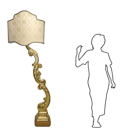 Grande frammento ligneo dorato a foglia in oro zecchino adattato a lampada, XVIII secolo 