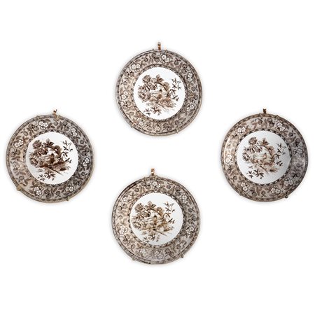 N. 4 piatti da muro con dipinti floreali