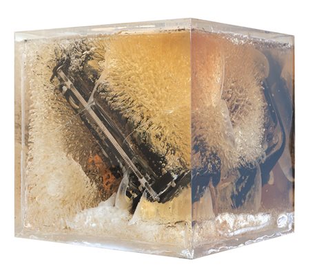 ARMAN FERNANDEZ (Nizza, 1921 - 2005) Cube (machine a ecrire dans plexiglass)...