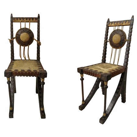 Carlo Bugatti - Rarissima coppia di sedie, in legno di noce tinto ebano, lavorato e tornito, decorazioni in rame sbalzato, intarsi in osso, seduta in cuoio.