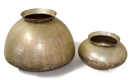 Gervasoni. Gruppo di due contenitori in metallo martellato. Cm 35x40, 20x30