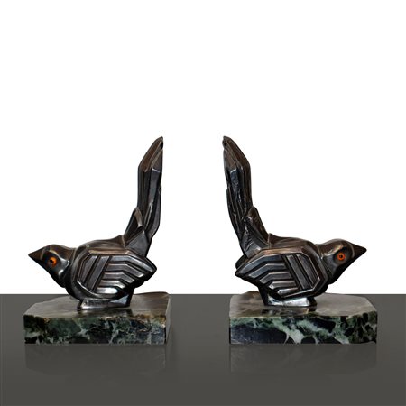 Hippolyte Moreau (Digione 1832-Neuilly-sur-Seine 1926)  - Fermalibri con uccellini e base di marmo. Firmato alla base