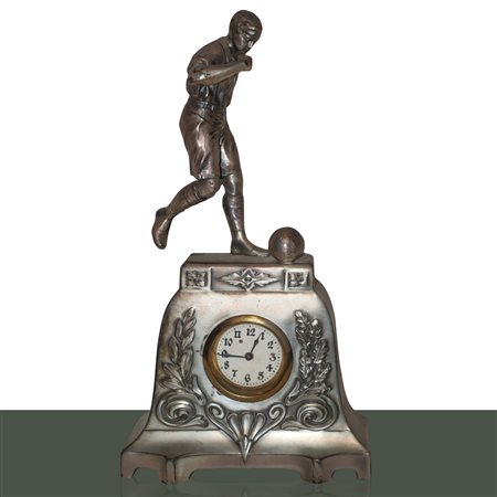 Orologio in metallo argentato con calciatore
