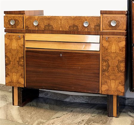 MOBILE BAR Mobile bar impiallacciato in noce e radica di noce. Fronte a due...