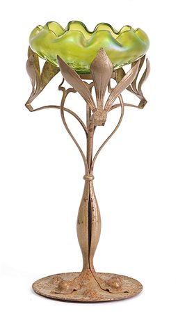 LOETZ Coppa in vetro verde con superficie iridescente incastonata su supporto...