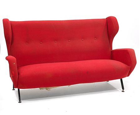 DIVANO Divano con struttura in legno rivestito in gommapiuma, gambe in...