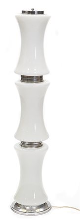 LAMPADA Lampada con diffusore composto da tre elementi in vetro opalino....