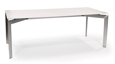 HASUIKE MAKIO Metra Tavolo con struttura in alluminio estruso e piano in...