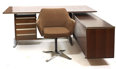 ROSSELLI ALBERTO Scrivania e poltrona. Scrivania con piano in legno di teak e...