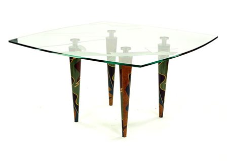 TAVOLO Tavolo con piano in cristallo decorato a getto di sabbia. Gambe tronco...