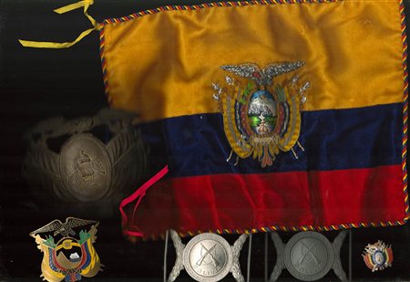 Bolivia - Lotto di fregio da elmo, bandierina, due fibbie e due distintivi