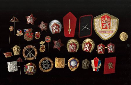 Cecoslovacchia - Grande lotto di fregi e distintivi