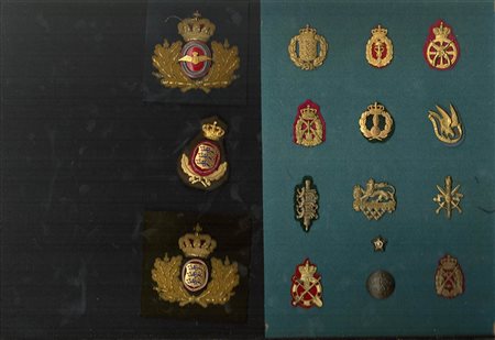 Danimarca - Lotto di pannello con 12 fregi e 2 fregi da beretto