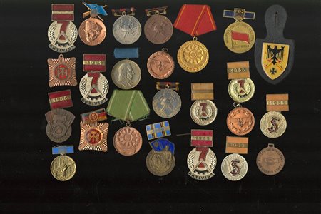 DDR - Lotto di 24 medaglie varie