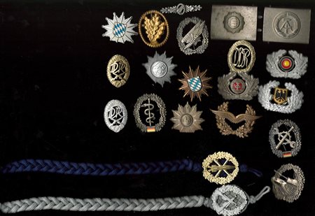 DDR / BRD - Lotto di 21 tra fregi e distintivi delle due Germanie