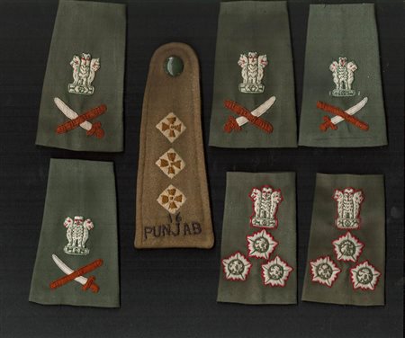 India - Lotto di 3 coppie di gradi tubolari ed una singola controspallina