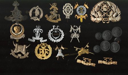 Pakistan - Lotto di 16 distintivi regimentali e bottoni