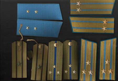 URSS - Lotto di 6 coppie di spalline, 8 spalline singole, mostrine e scudetti