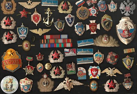 URSS/Russia - Grande lotto di fregi e distintivi in alluminio