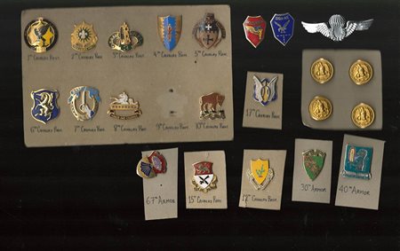 USA - Lotto di 22 fregi e distintivi