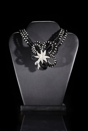 MONTAGUE FRANCOISE - Collier con perline nere e fiore in strass.
