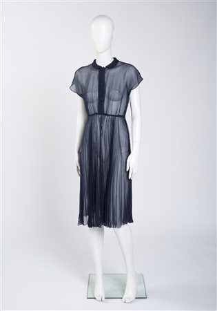  AUTORE NON IDENTIFICATO  - Abito in seta blu con gonna plissettata.