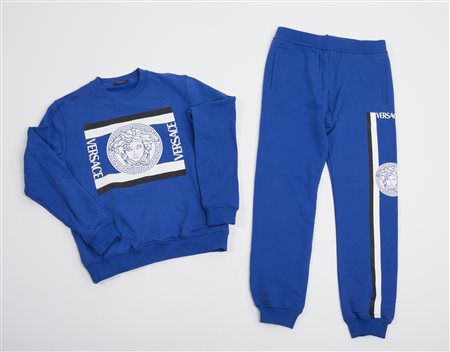 VERSACE GIANNI (1946 - 1997) - Completo sportivo in felpa blu elettrica e stampa.